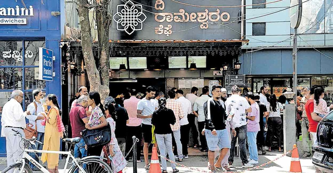 bangalore-rameshwaram-cafe രാമേശ്വരം കഫെയുടെ ഇന്ദിരാനഗർ ശാഖയിൽ ഇന്നലെ ഭക്ഷണം കഴിക്കാനെത്തിയവരുടെ തിരക്ക്.
ഇതേ കഫെയുടെ കുന്ദലഹള്ളി ബ്രുക്ഫീൽഡിലെ ശാഖയിൽ കഴിഞ്ഞ ദിവസം ഉണ്ടായ
സ്ഫോടനത്തിൽ 10 പേർക്കാണ് പരുക്കേറ്റത്.