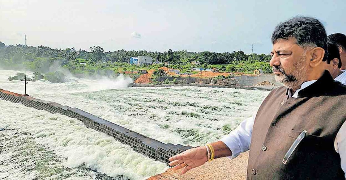 കാവേരി നദിയിലെ ജലനിരപ്പ് ഉയർന്ന സാഹചര്യത്തിൽ മണ്ഡ്യ കെഎസ്ആർ അണക്കെട്ട് ഉപമുഖ്യമന്ത്രി ഡി.കെ.ശിവകുമാർ സന്ദർശിച്ചപ്പോൾ