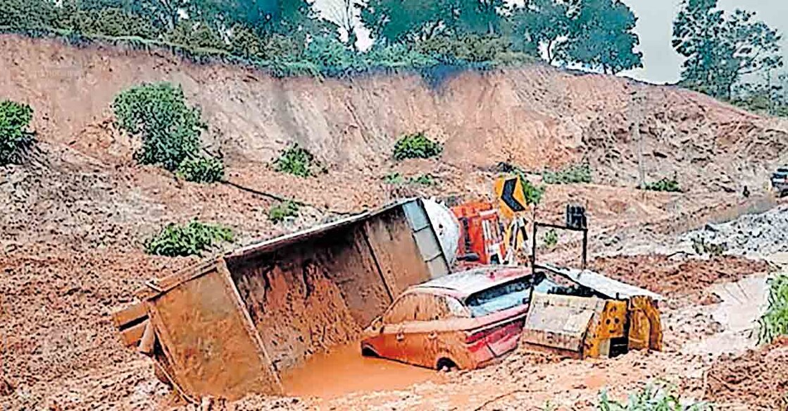 ദുരിതത്തിൽ പുതഞ്ഞ്: ബെംഗളൂരു– മംഗളൂരു ദേശീയപാതയിൽ (എൻഎച്ച്–75) സകലേശ്പുരയിലെ ഷിറാഡി ചുരത്തിൽ മണ്ണിടിച്ചിലിൽ അകപ്പെട്ട വാഹനങ്ങൾ. കഴിഞ്ഞ രണ്ടാഴ്ചയ്ക്കിടെ മൂന്നാം തവണയാണ് ചുരം പാതയിൽ മണ്ണിടിഞ്ഞ് ഗതാഗതം മുടങ്ങുന്നത്.  