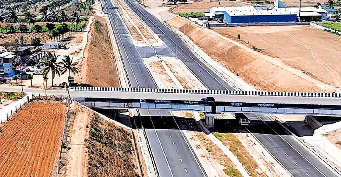 bengaluru-chennai-expressway-open നിർമാണം പുരോഗമിക്കുന്ന ബെംഗളൂരു–ചെന്നൈ എക്സ്പ്രസ് വേയുടെ, ബെംഗളൂരു ഗ്രാമജില്ലയിലെ ഹൊസ്കോട്ടയിൽ നിന്നുള്ള ആകാശ ദൃശ്യം
