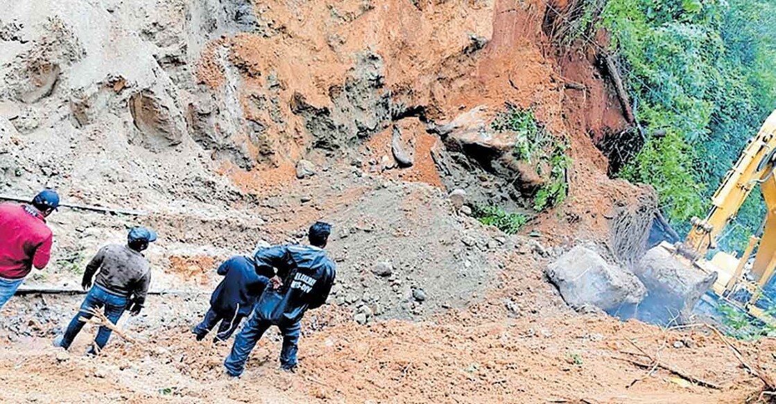 ബെംഗളൂരു–മംഗളൂരു പാതയിലെ ഹാസൻ ബല്ലുപേട്ട് സ്റ്റേഷന് സമീപം പാളത്തിലേക്ക് ഇടിഞ്ഞുവീണ മണ്ണ് നീക്കുന്നു. 