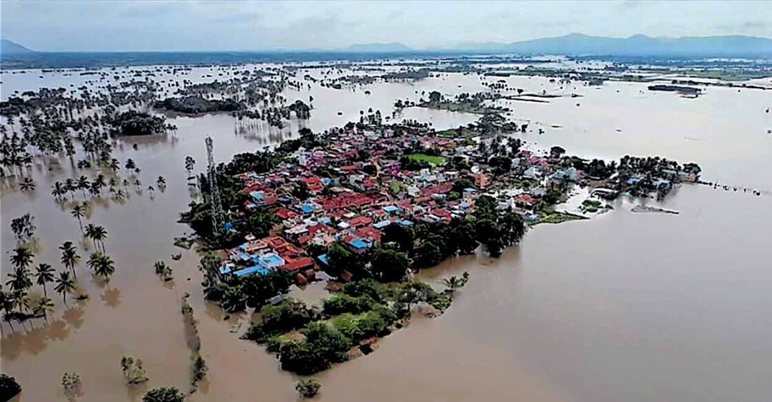 bengaluru-heavy-rain കെആർഎസ്, കബനി അണക്കെട്ടുകൾ തുറന്നതോടെ ചാമരാജ്നഗർ ജില്ലയിലെ കൊല്ലേഗൽ ടൗണിലെ ജനവാസ മേഖലയിൽ വെള്ളം കയറിയപ്പോൾ