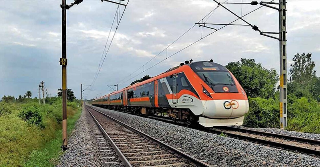 vandebharat-special-first-trip ബെംഗളൂരു കന്റോൺമെന്റ്–എറണാകുളം ജംക്ഷൻ വന്ദേഭാരത് എക്സ്പ്രസ് ആന്ധ്രയിലെ കുപ്പം വഴി കടന്നുപോകുന്നു.