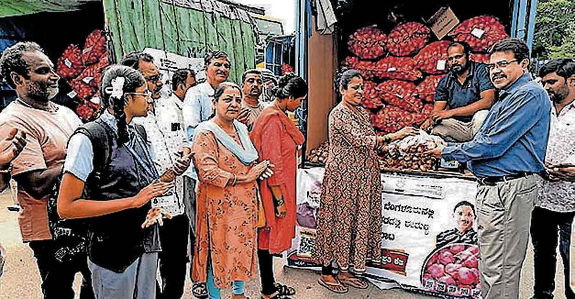 essential-commodities-costlier-bengaluru-festivals നാഷനൽ കോഓപ്പറേറ്റീവ് കൺസ്യൂമർ ഫെഡറേഷൻ ഓഫ് ഇന്ത്യ (എൻസിസിഎഫ്ഐ) യുടെ മൊബൈൽ വിൽപന കേന്ദ്രത്തിൽ നിന്ന് സവാള വാങ്ങുന്നവർ.
