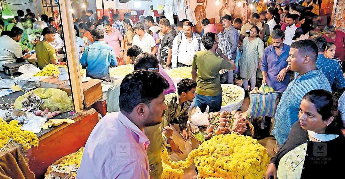 ഗണേശോത്സവത്തോട് അനുബന്ധിച്ച് കെആർ മാർക്കറ്റിൽ പൂക്കളും പൂജാദ്രവ്യങ്ങളും വാങ്ങാനെത്തിയവരുടെ തിരക്ക്.