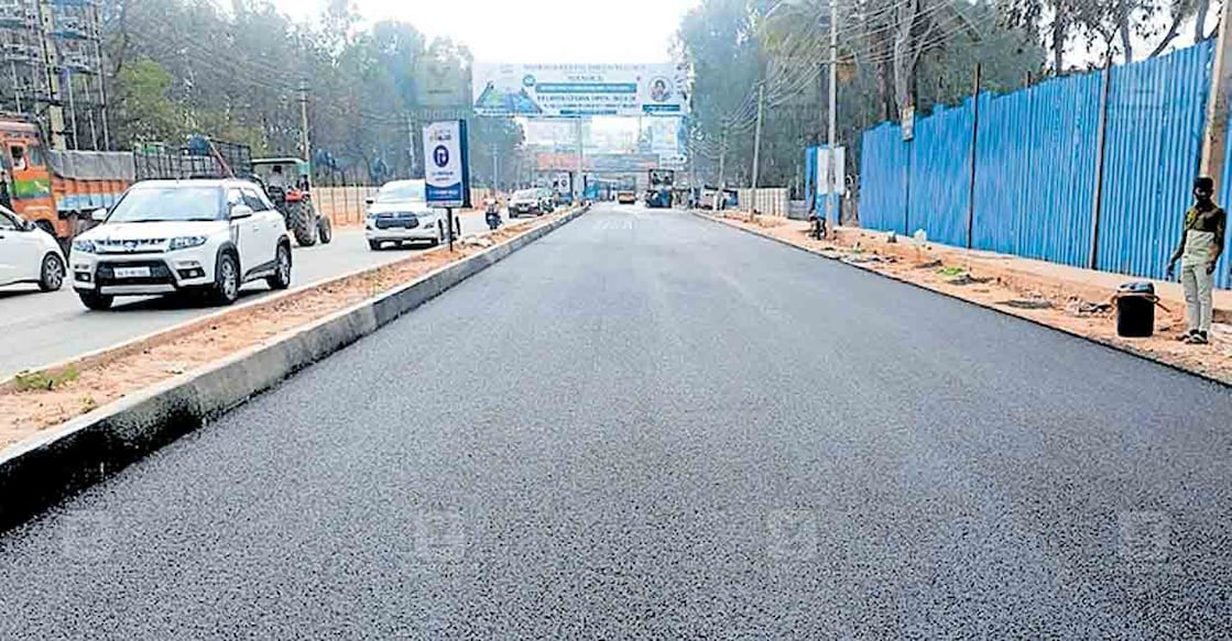 വിമാനത്താവളത്തിലേക്കുള്ള  ഹൊസ്കോട്ടെ–ബുഡിഗരെ ക്രോസ് സമാന്തര റോഡ്.  