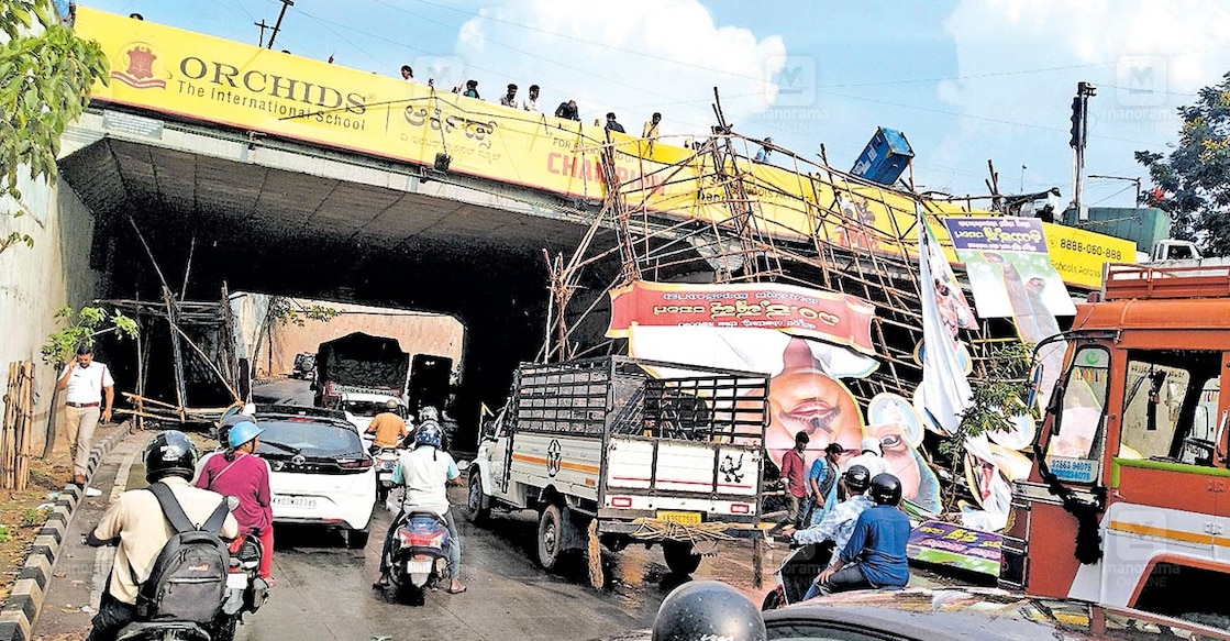 bengaluru-illegal-flex-boards നാഗർഭാവിയിൽ കഴിഞ്ഞ ദിവസം കാറ്റിൽ തകർന്നുവീണ ഫ്ലെക്സ് ബോർഡ്