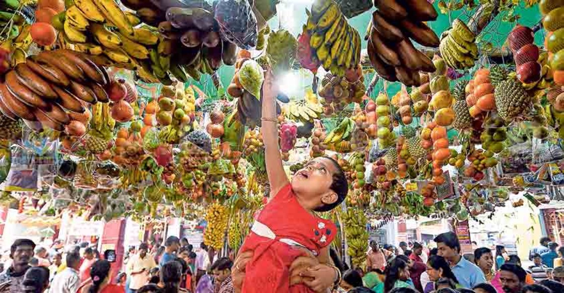 che-new-year ചെന്നൈ കടുമ്പാടി അമ്മൻ ക്ഷേത്രത്തിൽ പുതുവർഷപ്പുലരിയിൽ ദർശനത്തിനെത്തിയവർ. ചിത്രം: പിടിഐ