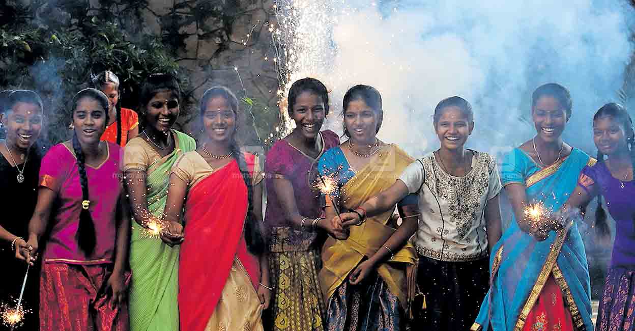 പടക്കം പൊട്ടിച്ചും മധുരം വിളമ്പിയും ആവേശപൂർവം ദീപാലങ്കാര പ്രഭയിൽ നഗരം