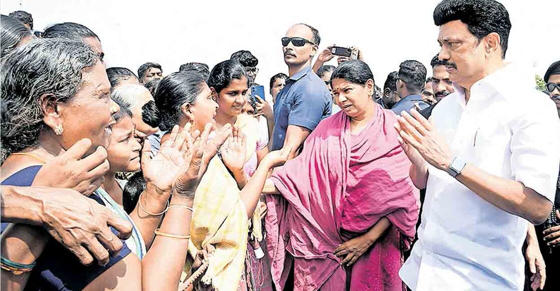 2flood തൂത്തുക്കുടി ജില്ലയിലെ പ്രളയബാധിത സ്ഥലങ്ങൾ സന്ദർശിക്കുന്ന മുഖ്യമന്ത്രി എം.കെ.സ്റ്റാലിൻ, കനിമൊഴി എംപി എന്നിവരോടു പരാതികളും ബുദ്ധിമുട്ടുകളും അറിയിക്കുന്ന പ്രദേശവാസികൾ