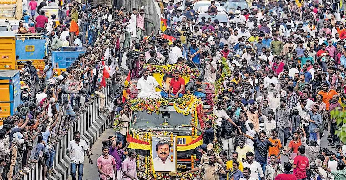 കണ്ണീരടക്കാനാകാതെ... നടനും ഡിഎംഡികെ സ്ഥാപകനുമായ വിജയകാന്തിന്റെ ഭൗതികശരീരം വഹിച്ചുകൊണ്ടുള്ള വിലാപയാത്രയിൽ അണിനിരന്ന ജനക്കൂട്ടം. 
