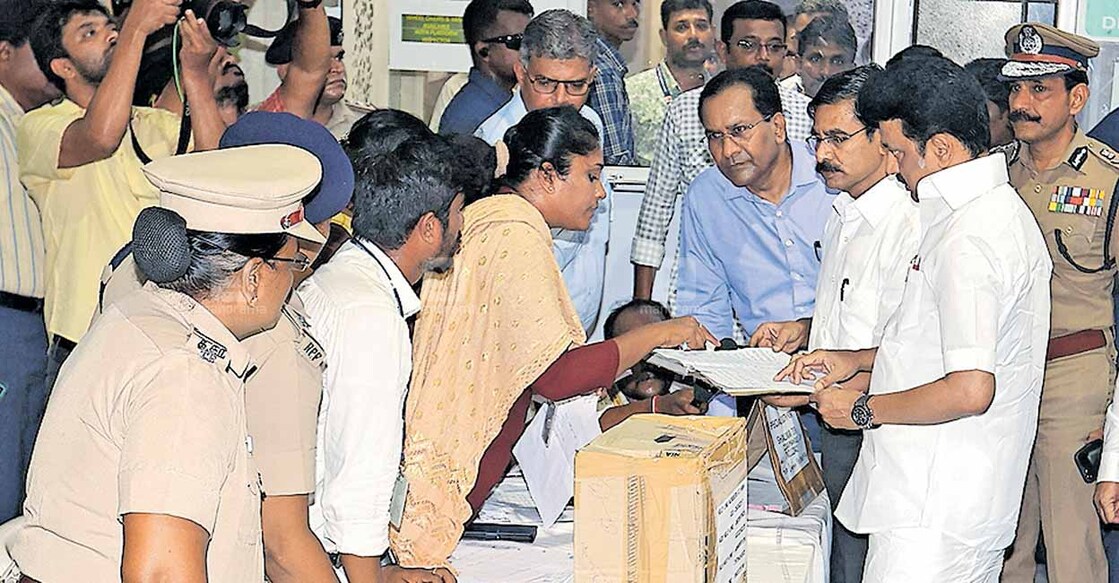 ഒഡീഷ ദുരന്തത്തെ തുടർന്നു ചെന്നൈ സെൻട്രലിൽ ആരംഭിച്ച ഹെൽപ്‌ൈലൻ സന്ദർശിച്ച മുഖ്യമന്ത്രി എം.കെ.സ്റ്റാലിൻ വിവരങ്ങൾ ചോദിച്ചറിയുന്നു.  