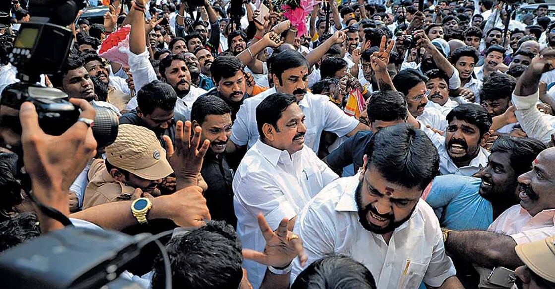 എൻ വഴി..തനി വഴി.. എൻഡിഎ സഖ്യം ഉപേക്ഷിക്കാനുള്ള പ്രമേയം പാസാക്കിയ ശേഷം റോയപ്പേട്ടയിലെ പാർട്ടി ആസ്ഥാനത്തു നിന്നു പുറത്തേക്കു വരുന്ന അണ്ണാഡിഎംകെ ജനറൽ സെക്രട്ടറി എടപ്പാടി കെ.പളനിസാമി.