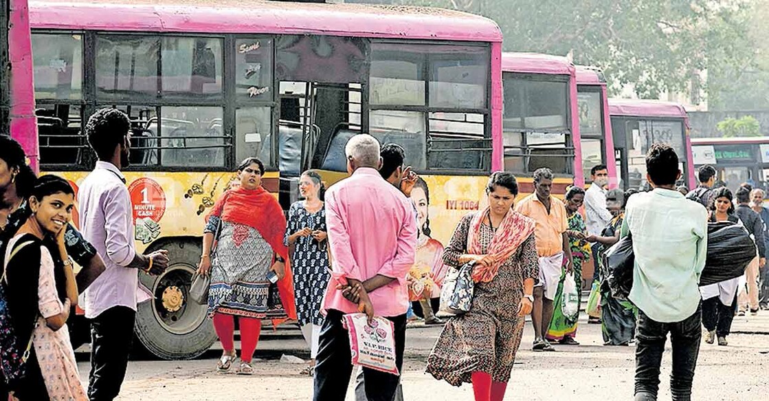 chennai-bus-strike ട്രാൻസ്പോർട്ട് ജീവനക്കാരുടെ പണിമുടക്കിനെ തുടർന്ന് സർവീസുകൾ കുറഞ്ഞതോടെ ബ്രോഡ്വേ ബസ് സ്റ്റാൻഡിൽ ബസുകൾക്കായി കാത്തു നിൽക്കുന്നവർ