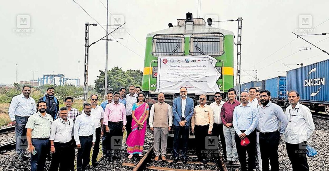ദ്രവീകൃത പ്രകൃതിവാതകം ഇന്ധനമാക്കിയ ടിവിഎസ് ഗോ ഗ്രീൻ എക്സ്പ്രസ് ട്രെയിനിനു കാമരാജർ പോർട്ടിൽ നൽകിയ സ്വീകരണത്തിൽ നിന്ന്.  
