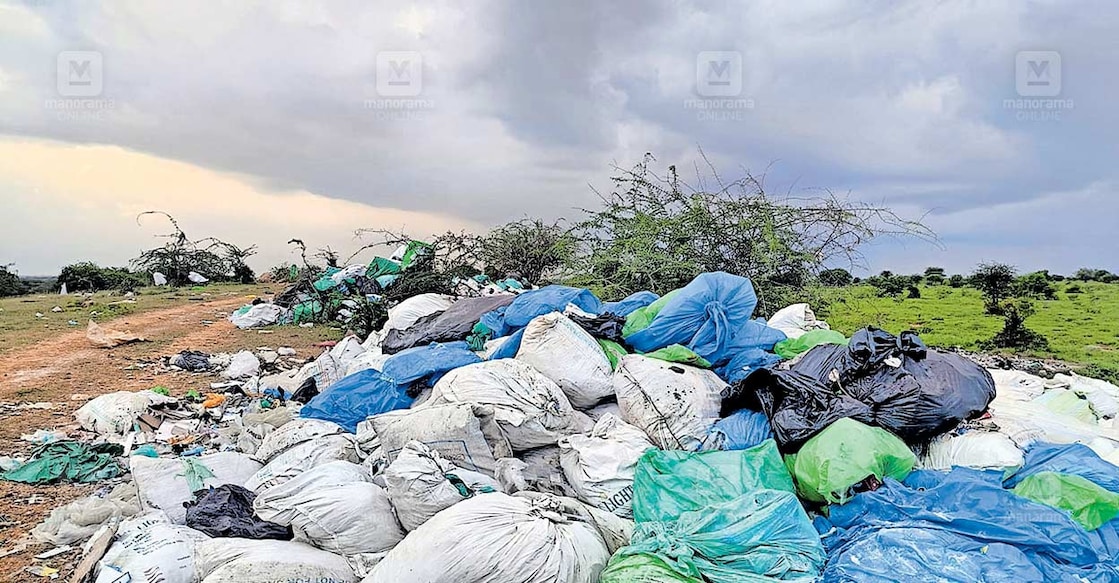 tirunelveli-kerala-medical-waste-dumping തിരുനെൽവേലിക്ക് അടുത്ത് നടുകല്ലൂരിൽ കേരളത്തിൽ നിന്നുള്ള മാലിന്യം ഉപേക്ഷിച്ച നിലയിൽ