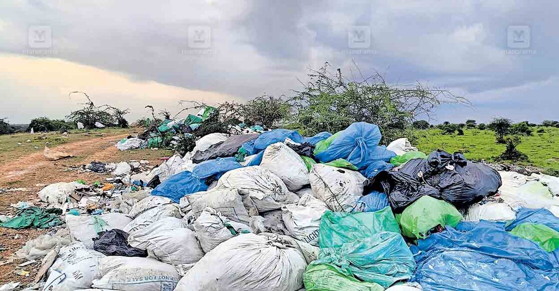 chennai-waste തിരുനെൽവേലിക്ക് അടുത്ത് നടുകല്ലൂരിൽ കേരളത്തിൽ നിന്നുള്ള മാലിന്യം ഉപേക്ഷിച്ച നിലയിൽ