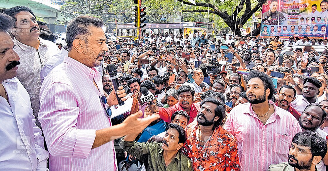 കാത്തിരിപ്പ് നീളും: മക്കൾ നീതി മയ്യം സ്ഥാപക ദിനാഘോഷങ്ങളുടെ ഭാഗമായി ആൽവാർപെട്ടിൽ നടത്തിയ പരിപാടിയിൽ പാർട്ടി അധ്യക്ഷൻ കമൽഹാസൻ പ്രസംഗിക്കുന്നു