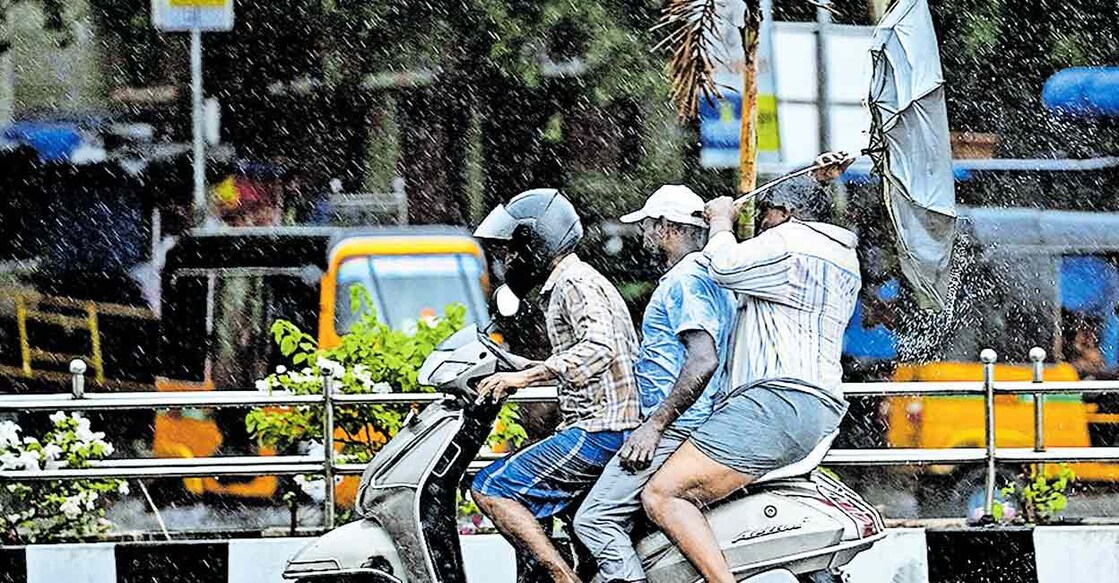 chennai-rain കുടയുടെ നടുവൊടിഞ്ഞു...നഗരത്തിൽ ഇന്നലെ മഴ പെയ്തപ്പോൾ. ചിത്രം: എപി