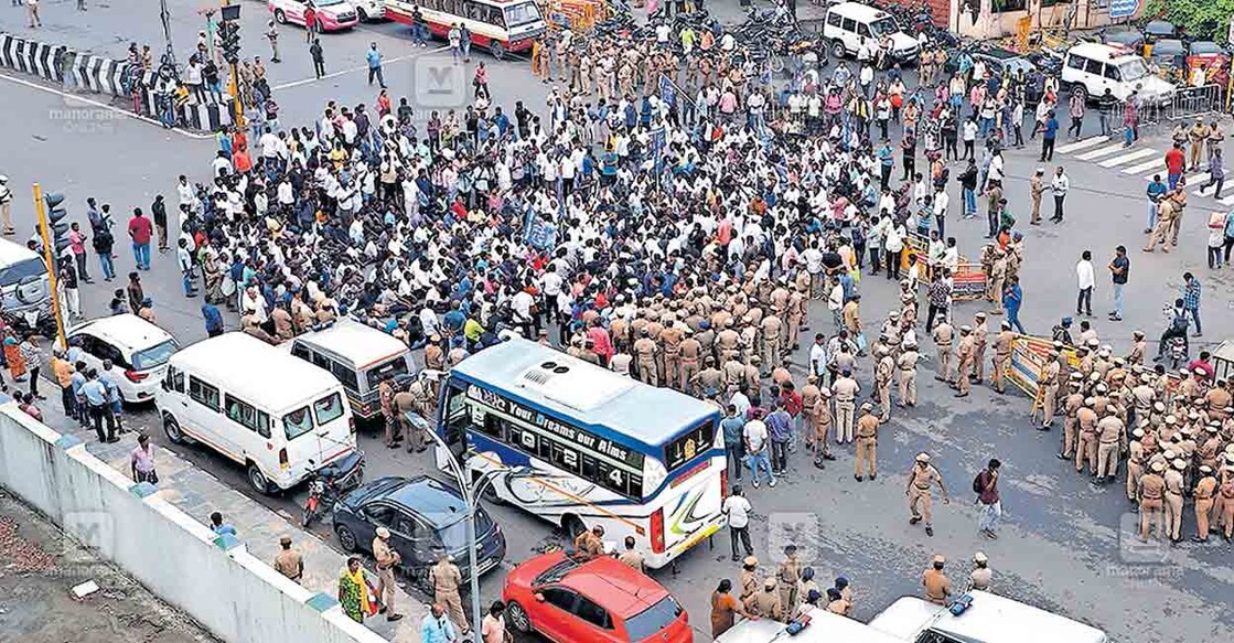 chennai-protest ആംസ്ട്രോങ്ങിന്റെ കൊലപാതകത്തിൽ പ്രതിഷേധിച്ച് ബിഎസ്പി പ്രവർത്തകർ ചെന്നൈ സെൻട്രൽ സ്റ്റേഷനു മുന്നിലെ പ്രധാനപാത ഉപരോധിച്ചപ്പോൾ.