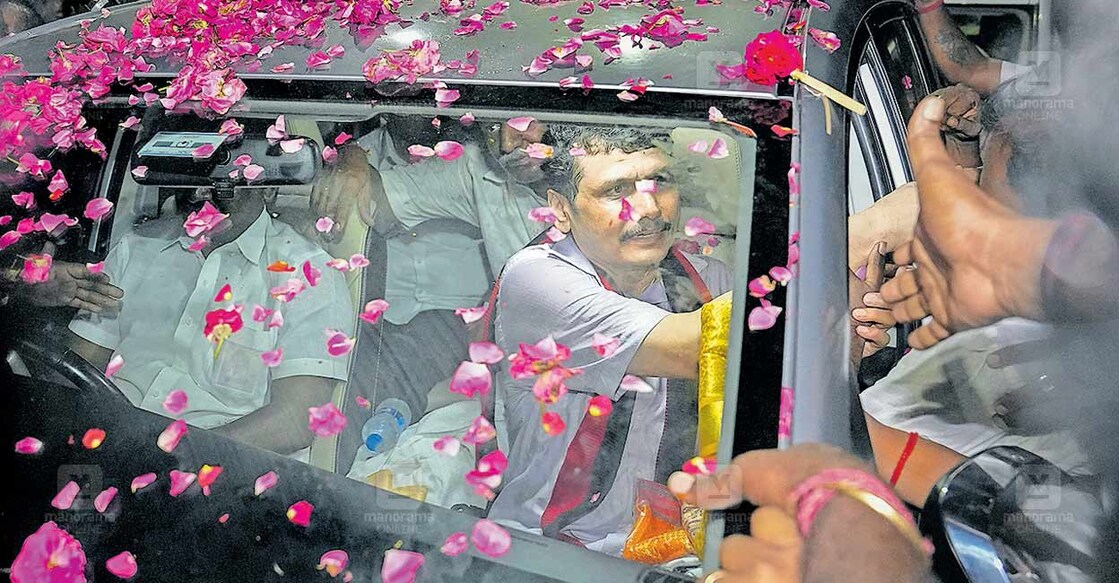 PTI09_26_2024_000339A ഇനി മുന്നോട്ട്: ഡിഎംകെ നേതാവും മുൻ മന്ത്രിയുമായ സെന്തിൽ ബാലാജി പുഴൽ സെൻട്രൽ ജയിലിൽ നിന്ന് പുറത്തേക്ക് വരുമ്പോൾ സ്വീകരിക്കുന്ന പ്രവർത്തകർ. ചിത്രം: പിടിഐ