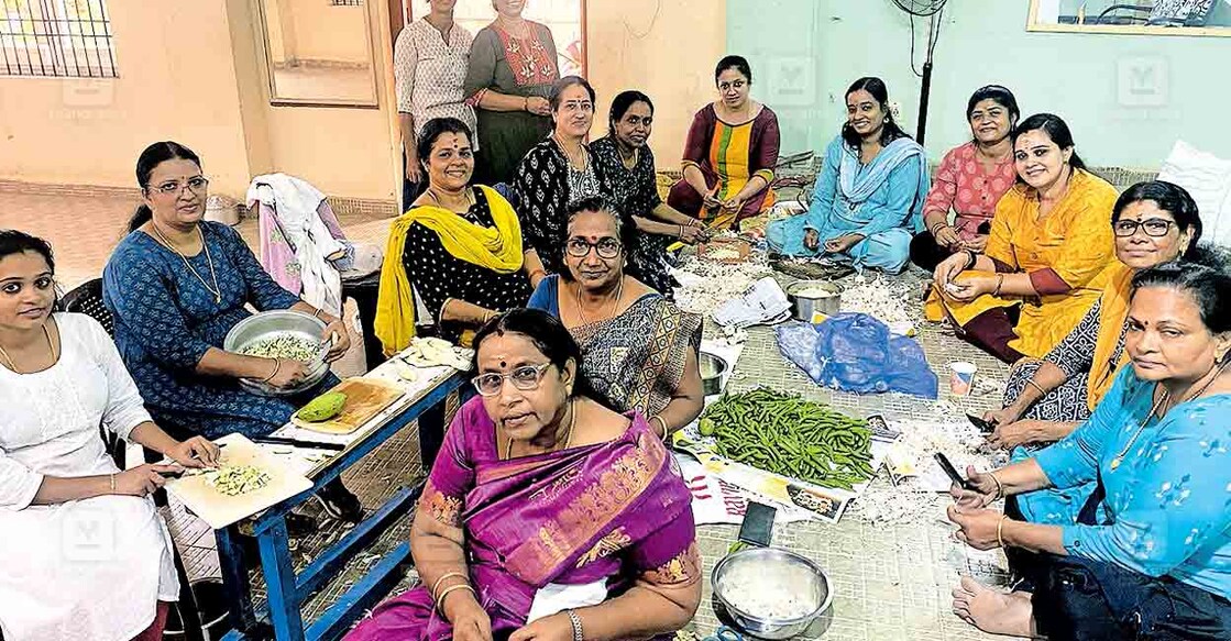 ഓണച്ചന്തയിലേക്കുള്ള ഭക്ഷ്യവിഭവങ്ങൾ തയാറാക്കുന്ന പല്ലാവരം കേരള സമാജം വനിതാ 
വിഭാഗം അംഗങ്ങൾ.  