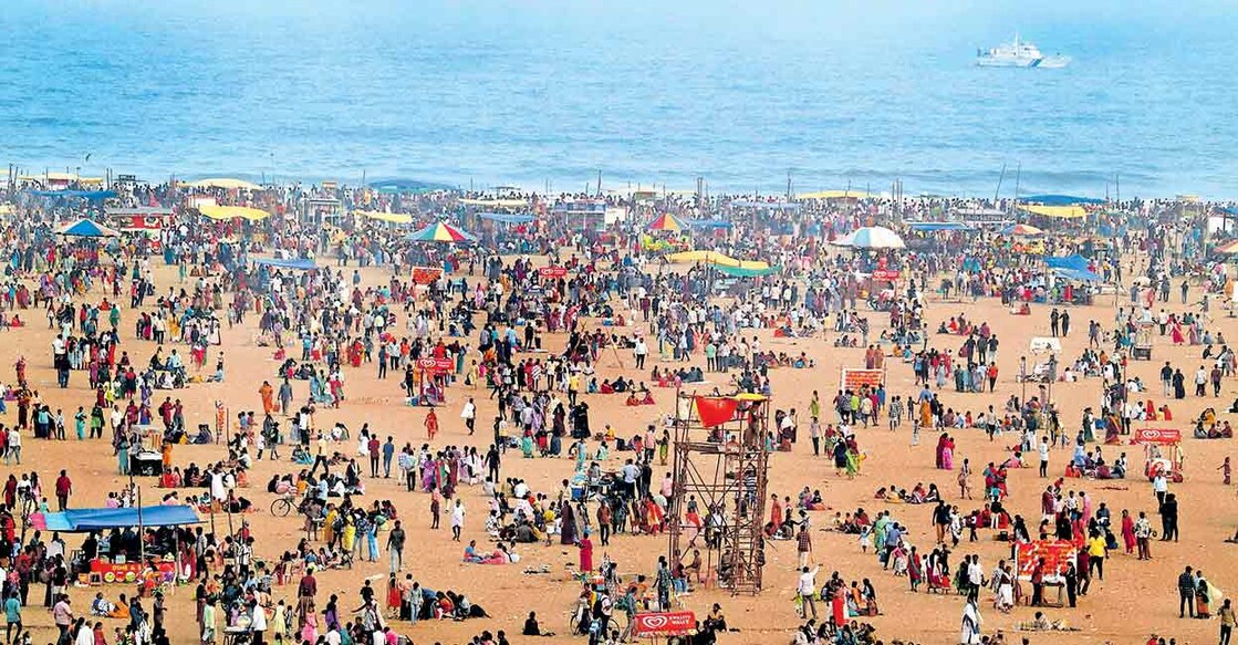 chennai-marina-beach കടലും കണ്ട്
കാണും പൊങ്കൽ ആഘോഷങ്ങളുടെ ഭാഗമായി മറീന ബീച്ചിൽ എത്തിയ ജനക്കൂട്ടം. നഗരത്തിലെ ബീച്ചുകൾ, വണ്ടല്ലൂർ മൃഗശാല, ഗിണ്ടി ചിൽഡ്രൻസ് പാർക്ക്, എഗ്മൂർ മ്യൂസിയം എന്നിവിടങ്ങളിൽ ഇന്നലെ വൻ സന്ദർശക തിരക്കാണ് അനുഭവപ്പെട്ടത്.