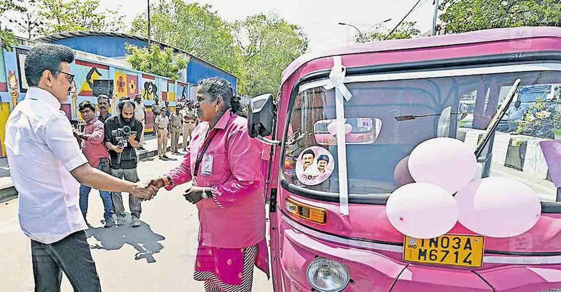 നഗരത്തിൽ പിങ്ക് ഓട്ടോ പുറത്തിറക്കിയ ശേഷം മുഖ്യമന്ത്രി എം.കെ.സ്റ്റാലിൻ വനിതാ ഡ്രൈവറോടു കുശലാന്വേഷണം നടത്തുന്നു.  