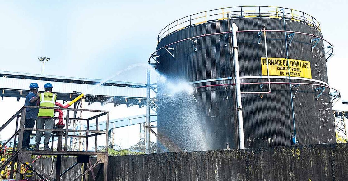 chennai-mock-drill സംസ്ഥാന ദുരന്ത നിവാരണ അതോറിറ്റിയുടെ നേതൃത്വത്തിൽ സംഘടിപ്പിച്ച മോക്ഡ്രില്ലിൽ പങ്കെടുക്കുന്ന അഗ്നിരക്ഷാ സേനാംഗങ്ങൾ.