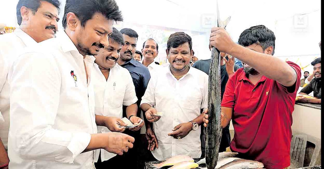 chennai-udhayanidhi-stalin നവീകരിച്ച ചിന്താദ്രിപ്പെട്ട് മീൻ മാർക്കറ്റ് ഉദ്ഘാടനം ചെയ്ത ശേഷം മീൻ വാങ്ങുന്ന ഉപമുഖ്യമന്ത്രി ഉദയനിധി സ്റ്റാലിൻ