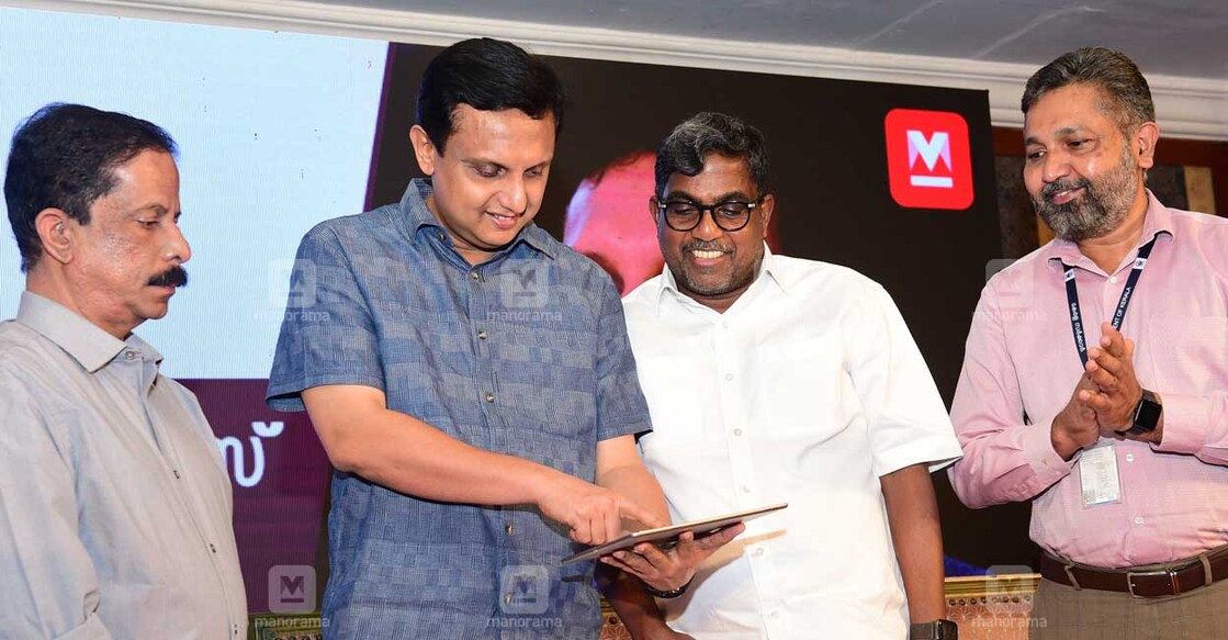 ‘കേരളീയ സമൂഹത്തിൽ റസിഡന്റ്സ് അസോസിയേഷനുകളുടെ പങ്ക്’ എന്ന വിഷയത്തിലുള്ള സെമിനാർ പരമ്പരയുടെ വെബ് സൈറ്റ് ഉദ്ഘാടനം കോഴിക്കോടു മന്ത്രി പി.എ.മുഹമ്മദ് റിയാസ് നിർവഹിക്കുന്നു. മനോരമ ഓൺലൈൻ സീനിയർ കണ്ടന്റ് കോ–ഓർഡിനേറ്റർ ജോവി എം.തേവര, മലബാർ ഗ്രൂപ്പ് ഓഫ് കമ്പനീസ് ചെയർമാൻ എം.പി.അഹമ്മദ്, സിഡബ്ല്യുആർഡിഎം ഡയറക്ടർ മനോജ് പി.സാമുവൽ എന്നിവർ സമീപം. ചിത്രം: സജീഷ് പി.ശങ്കർ