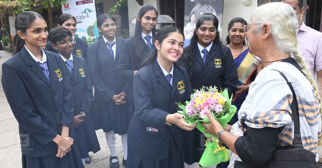 ചുറ്റുവട്ടം അവാർഡ് 2024 ഉദ്ഘാടനം ചെയ്യാൻ എത്തിയ പരിസ്ഥിതി പ്രവർത്തക മേധാ പട്കറെ കോഴിക്കോട് നടക്കാവ് ഗവ. വൊക്കേഷനൽ ഹയർസെക്കൻഡറി സ്കൂളിലെ വിദ്യാർഥികൾ സ്വീകരിക്കുന്നു. ചിത്രം : മനോരമ