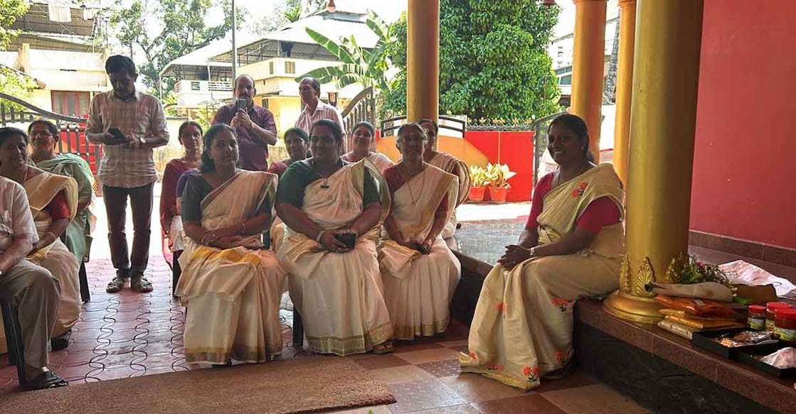 kk-road-thrissur തൃശൂർ ജില്ലയിലെ കെകെ റോഡ് റസിഡന്റ്സ് അസോസിയേഷനിൽ ചുറ്റുവട്ടം അവാർഡ് സംഘം സന്ദർശനം നടത്തിയപ്പോൾ