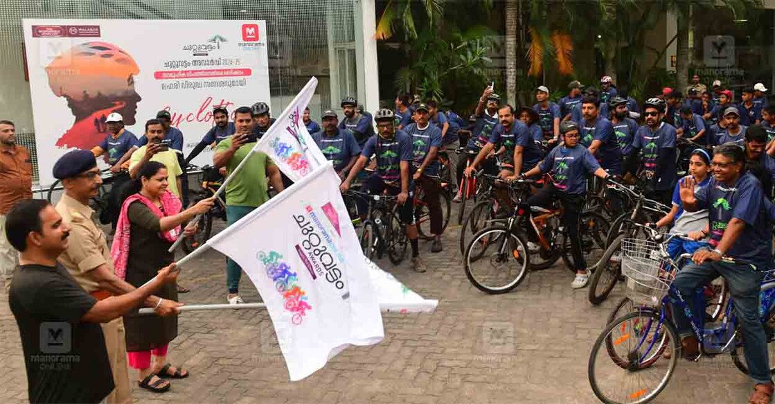 മനോരമ ഓൺലൈൻ – മലബാർ ഗോൾഡ് ആൻഡ് ഡയമണ്ട്സ് ചുറ്റുവട്ടം അവാർഡിന്റെ ഭാഗമായി ലഹരിവിരുദ്ധ സന്ദേശവുമായി സംഘടിപ്പിച്ച സൈക്ലത്തൺ എക്സൈസ് ഡപ്യൂട്ടി കമ്മിഷണർ എസ്.വിനോദ്കുമാർ ഫ്ലാഗ് ഓഫ് ചെയ്യുന്നു. മലയാള മനോരമ കോഓർഡിനേറ്റിങ് എഡിറ്റർ വിനീത ഗോപി, മലബാർ ഗോൾഡ് ആൻഡ് ഡയമണ്ട്സ് ഷോറൂം ഹെഡ് വി.വി.അബ്ദുൽ സലിം എന്നിവർ സമീപം. ചിത്രം: വിഘ്നേഷ് കൃഷ്ണമൂർത്തി / മനോരമ