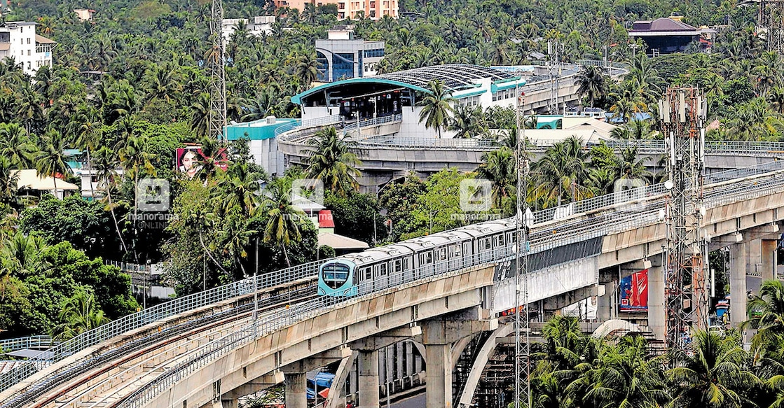 കൊച്ചി മെട്രോ പുതിയ സ്റ്റേഷനായ പേട്ടയിലേക്കുള്ള പരീക്ഷണ ഓട്ടത്തിൽ. ഇന്ന് ഇവിടെ നിന്നു സർവീസ് ആരംഭിക്കും. ചിത്രം: മനോരമ. കൊച്ചി മെട്രോ പുതിയ സ്റ്റേഷനായ പേട്ടയിലേക്കുള്ള പരീക്ഷണ ഓട്ടത്തിൽ. ഇന്ന് ഇവിടെ നിന്നു സർവീസ് ആരംഭിക്കും. ചിത്രം: മനോരമ.