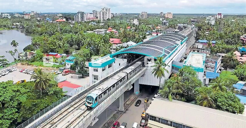സ്വപ്നപഥങ്ങളിലൂടെ: കൊച്ചി മെട്രോയുടെ പുതിയ െലെനിലൂടെയുള്ള ഉദ്ഘാടന യാത്ര തൃപ്പൂണിത്തുറ പേട്ടയിൽനിന്ന് ആരംഭിച്ചപ്പോൾ. ചിത്രം: ഇ.വി. ശ്രീകുമാർ ∙മനോരമ സ്വപ്നപഥങ്ങളിലൂടെ: കൊച്ചി മെട്രോയുടെ പുതിയ െലെനിലൂടെയുള്ള ഉദ്ഘാടന യാത്ര തൃപ്പൂണിത്തുറ പേട്ടയിൽനിന്ന് ആരംഭിച്ചപ്പോൾ. ചിത്രം: ഇ.വി. ശ്രീകുമാർ ∙മനോരമ