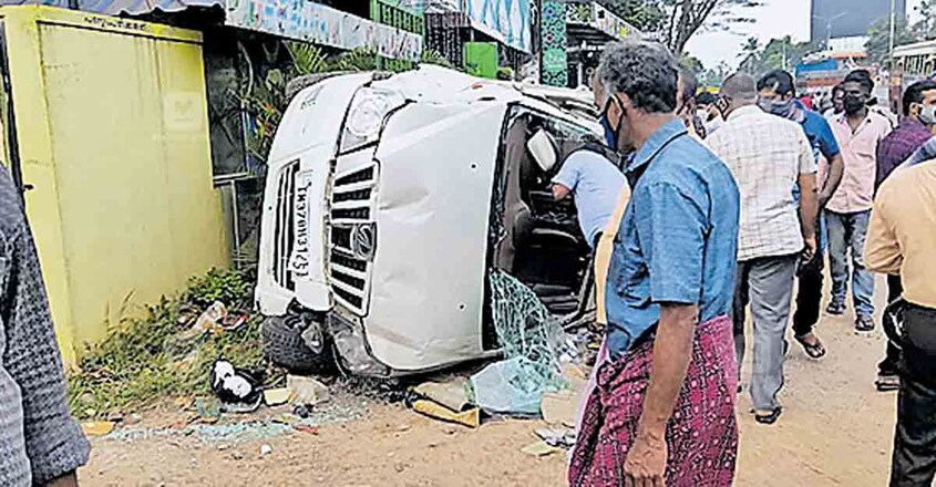 നിയന്ത്രണം വിട്ട കാർ ഇരുചക്രവാഹനങ്ങളും മതിലും ഇടിച്ചുതകർത്തു | Road