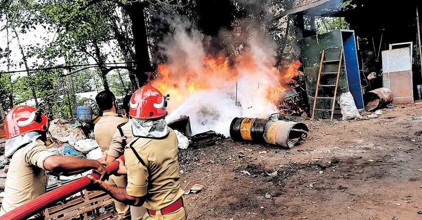 കണ്ടന്തറയിലെ ആക്രിക്കടയിലുണ്ടായ തീപിടിത്തം ഫയർ ഫോഴ്സ് അണയ്ക്കുന്നു. കണ്ടന്തറയിലെ ആക്രിക്കടയിലുണ്ടായ തീപിടിത്തം ഫയർ ഫോഴ്സ് അണയ്ക്കുന്നു.