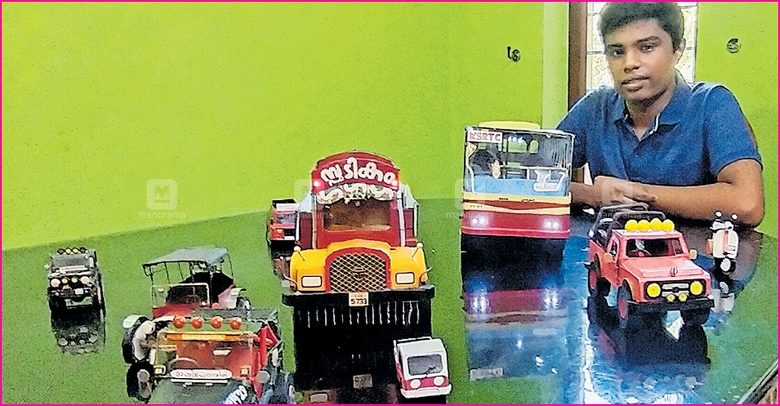 പാഴ്‌വസ്തുക്കൾ ഉപയോഗിച്ച് ഉണ്ടാക്കിയ ചെറു വാഹനങ്ങളുടെ മോഡലുകൾക്കൊപ്പം അമൽ കുര്യൻ.