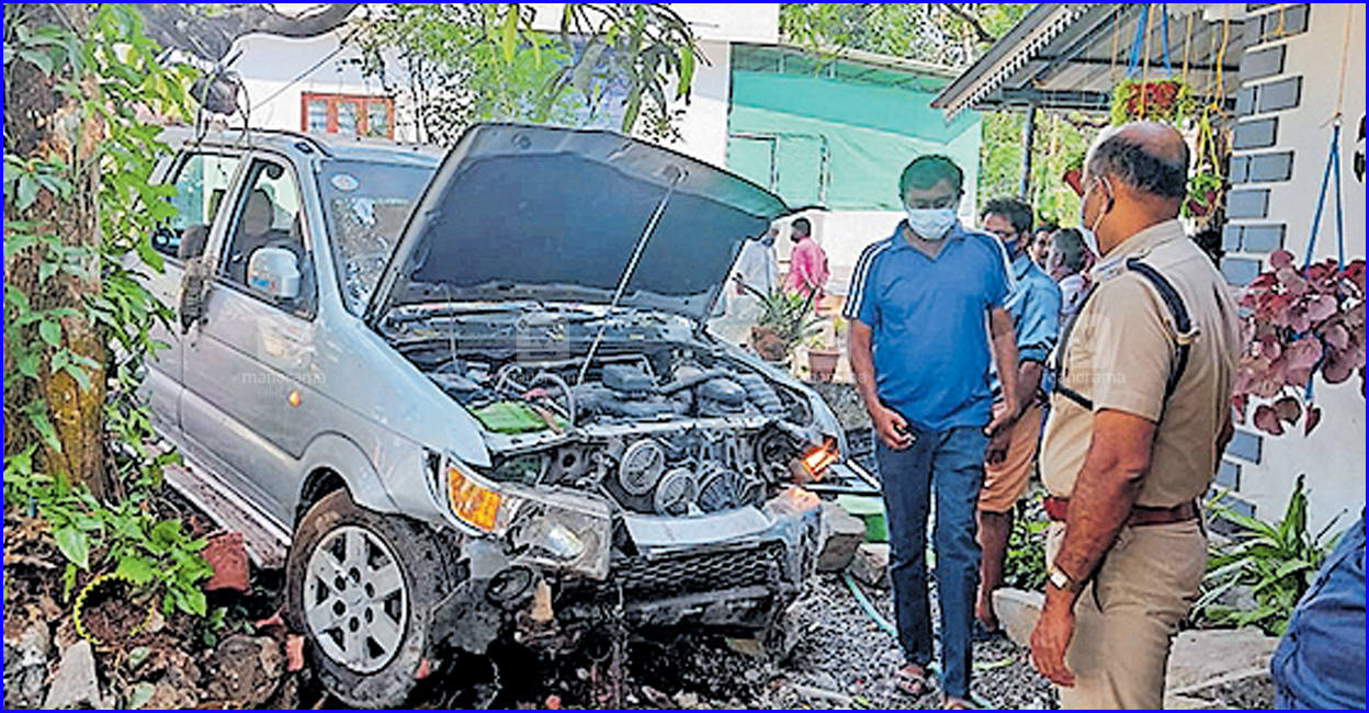 ശബരിമല തീർഥാടകരുടെ വാഹനം അപകടത്തിൽ; വീടിന്റെ മതിൽ ഇടിച്ചു തകർത്തു