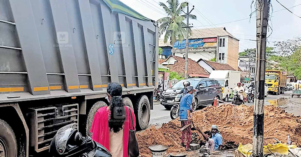ഇതു പൈപ്പ് അല്ല മാലപ്പടക്കം; പതിറ്റാണ്ടുകൾ പഴക്കമുള്ള പൈപ്പ് അടിക്കടി