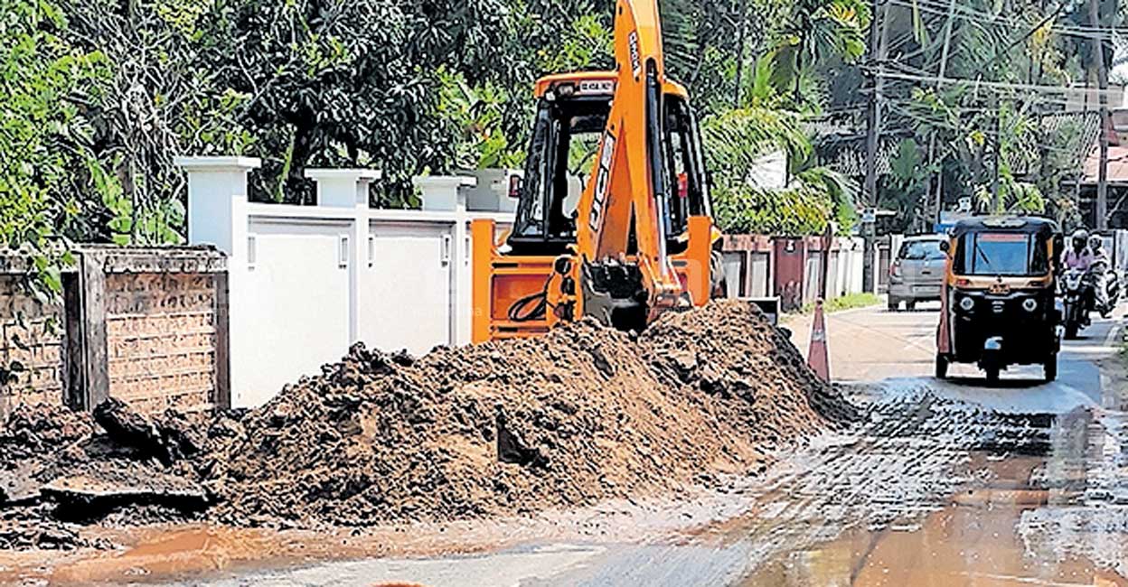 പൊട്ടിയോ, പൊട്ടി! ശുദ്ധജലം കിട്ടാത്തതിനാൽ കോട്ടുവള്ളികൈതാരം നിവാസിക