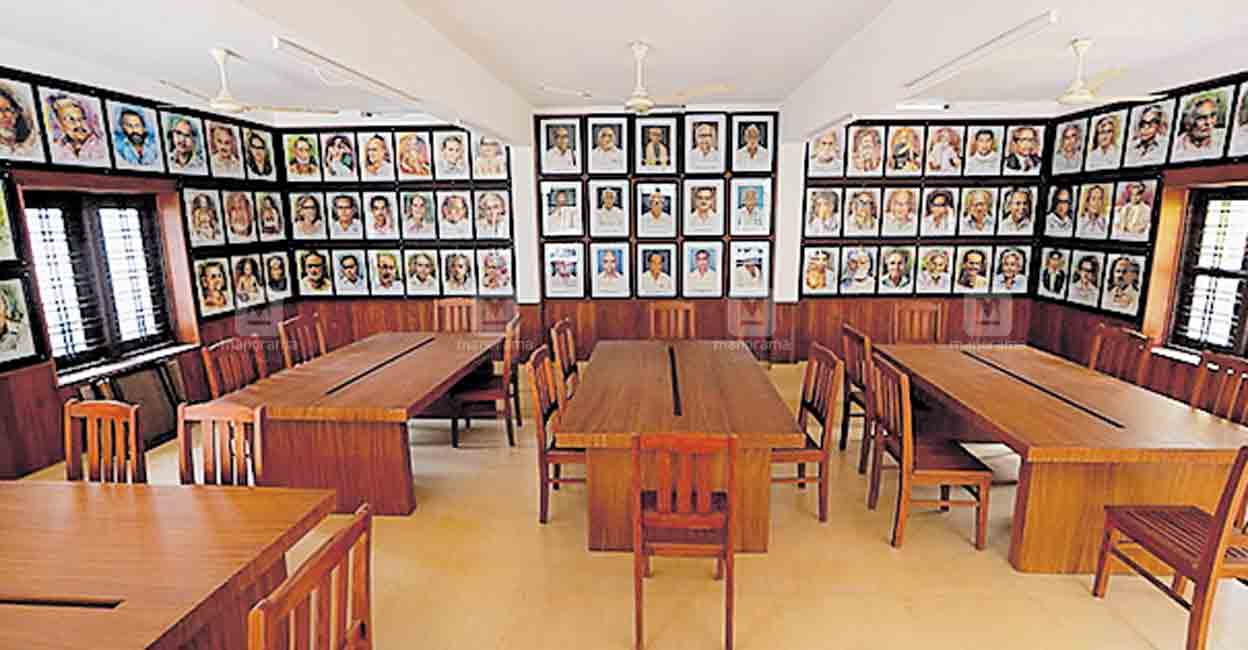 ശ്രദ്ധിക്കുക; വായനാമുറിയിൽ എഴുത്തുകാർ ഹാജരുണ്ട് Ernakulam News