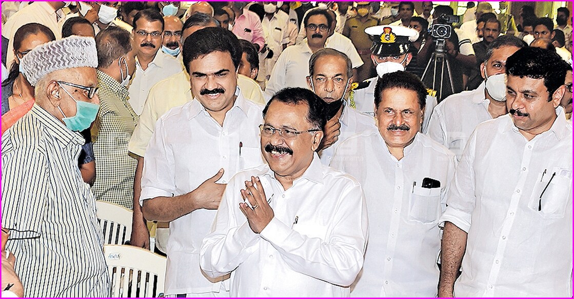 ernakulam-sreedharan-pillai കേരള ലോയേഴ്സ് കോൺഗ്രസ് കൊച്ചിയിൽ സംഘടിപ്പിച്ച കെ.എം. മാണി അനുസ്മരണ സമ്മേളനവും ലീഗൽ എക്സലൻസി അവാർഡ് വിതരണവും ഉദ്ഘാടനം ചെയ്യാൻ ഗോവ ഗവർണർ
പി.എസ്. ശ്രീധരൻപിള്ള വേദിയിലേക്കെത്തുന്നു. അവാർഡ് ജേതാവ് അഡ്വ. ജി.എം. ഇടിക്കുള,
ജോസ് കെ. മാണി എംപി, സ്റ്റീഫൻ ജോർജ്, ജസ്റ്റിൻ ജേക്കബ് തുടങ്ങിയവർ സമീപം.
