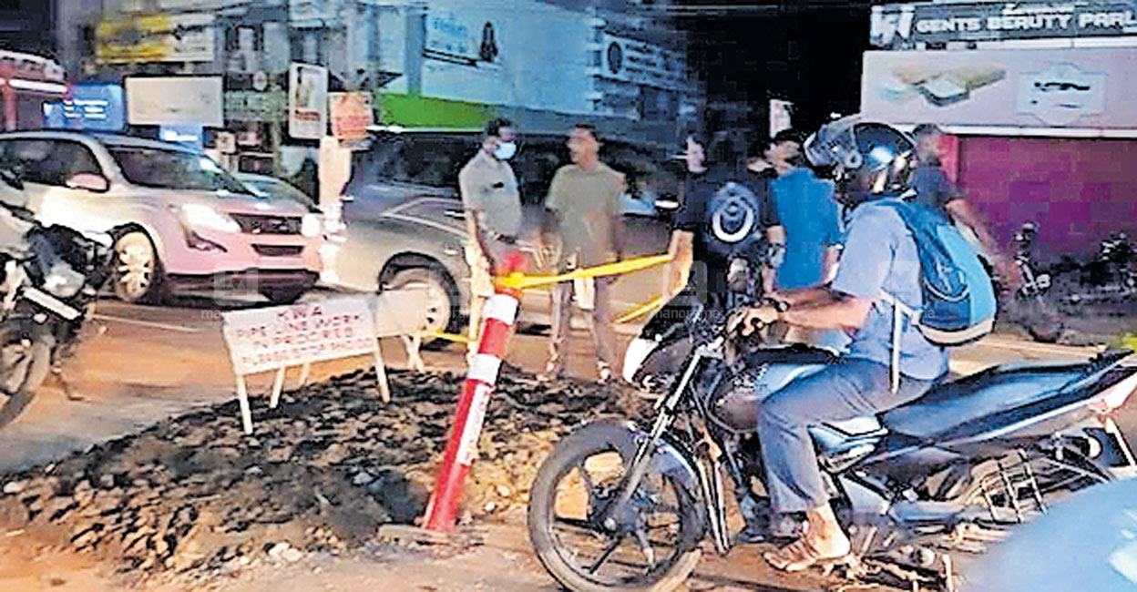 അലംഭാവം വീണ്ടും റോഡിലെ കുഴിയിൽ വീണ് യുവാവിനു പരുക്ക് Road Accident