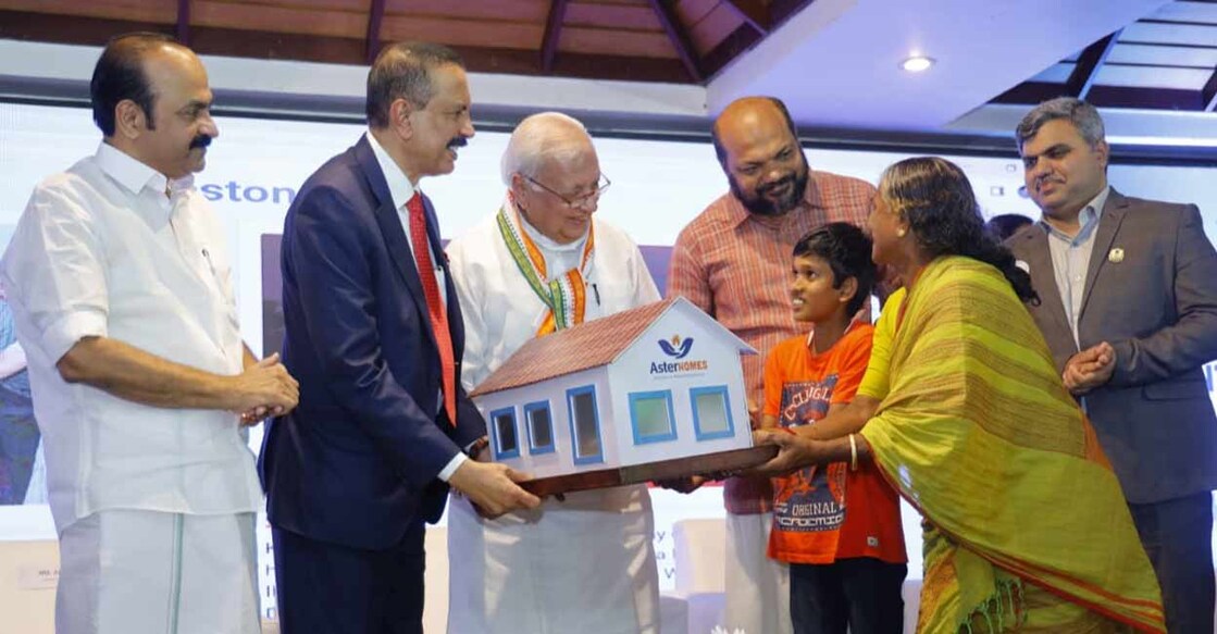 aster homes ആസ്റ്റര് ഡിഎം ഹെല്ത്ത് കെയറിന്റെ സാമൂഹിക സേവനവിഭാഗമായ ആസ്റ്റര് വോളന്റിയേഴ്സ് നിര്മ്മിച്ചു നല്കിയ 255 ഭവനങ്ങളുടെ താക്കോൽ ദാനം ബഹു. കേരള ഗവർണർ മുഹമ്മദ് ആരിഫ്ഖാൻ നിർവഹിക്കുന്നു.
പ്രതിപക്ഷ നേതാവ് അഡ്വ. വി.ഡി. സതീശൻ, ആസ്റ്റർ ഡിഎം ഹെൽത്ത് കെയർ ഫൗണ്ടർ ചെയർമാൻ & മാനേജിങ് ഡയറക്ടർ ഡോ. ആസാദ് മൂപ്പൻ, വ്യവസായ മന്ത്രി പി രാജീവ്, ആസ്റ്റർ ഹോസ്പിറ്റൽസ് കേരള- ഒമാൻ റീജണൽ ഡയറക്ടർ ഫർഹാൻ യാസിൻ എന്നിവർ സമീപം.
