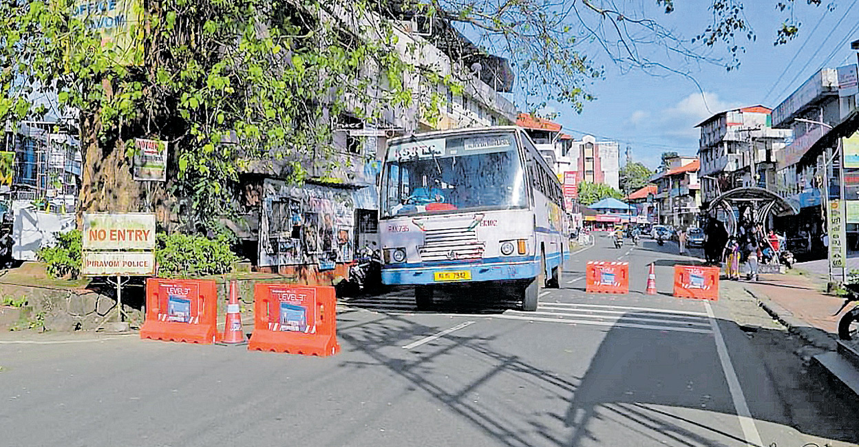 പോസ്റ്റ് ഓഫിസ് ജംക്‌ഷനിൽ വേഗത്തട സജ്ജമാക്കി Kerala Motor Vehicle