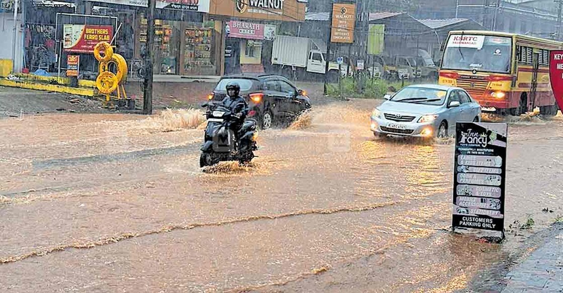 ernakulam-muvattupuzha-water-lag എംസി റോഡിൽ പേഴയ്ക്കാപ്പിള്ളിയിലെ വെള്ളക്കെട്ടിലൂടെ കടന്നു പോകുന്ന വാഹനങ്ങൾ.