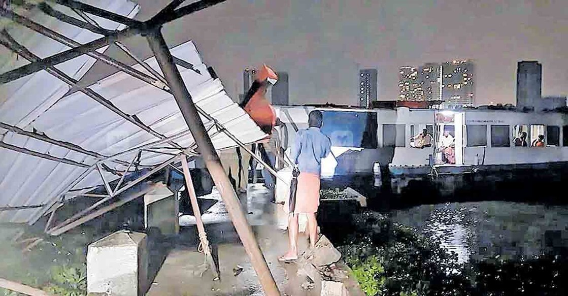 രാത്രിയിൽ കാറ്റിലും മഴയിലും തകർന്നുവീണ പോഞ്ഞിക്കര നോർത്ത് ജെട്ടിയുടെ മേൽക്കൂര  