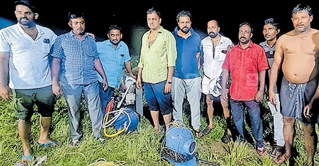 ഞായറാഴ്ച തടിക്കൽകടവ് പാലത്തിന് സമീപം പെരിയാറിൽ മുങ്ങിമരിച്ച യുവാവിന്റെ മൃതദേഹം മുങ്ങിയെടുത്ത ഉളിയന്നൂർ കുഞ്ഞുണ്ണിക്കര സ്കൂബ ടീം.  
